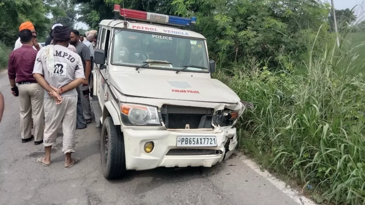 तरनतारन: पुलिस की पैट्रोलिंग गाड़ी से टकराई बाइक, दो युवकों की मौत