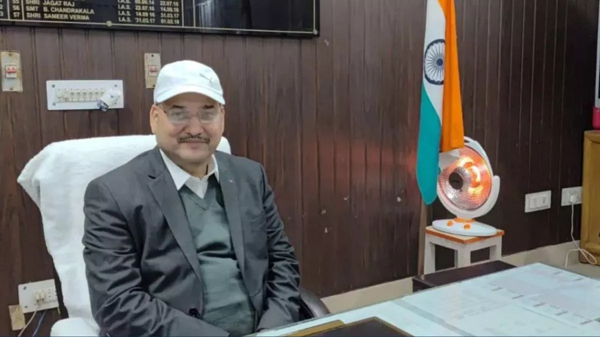 DM ने छात्राओं को खिलाई एलबेंडाजोल, टेबलेट खिलाने से पहले पूछा- सुबह नाश्ता किया या नहीं?