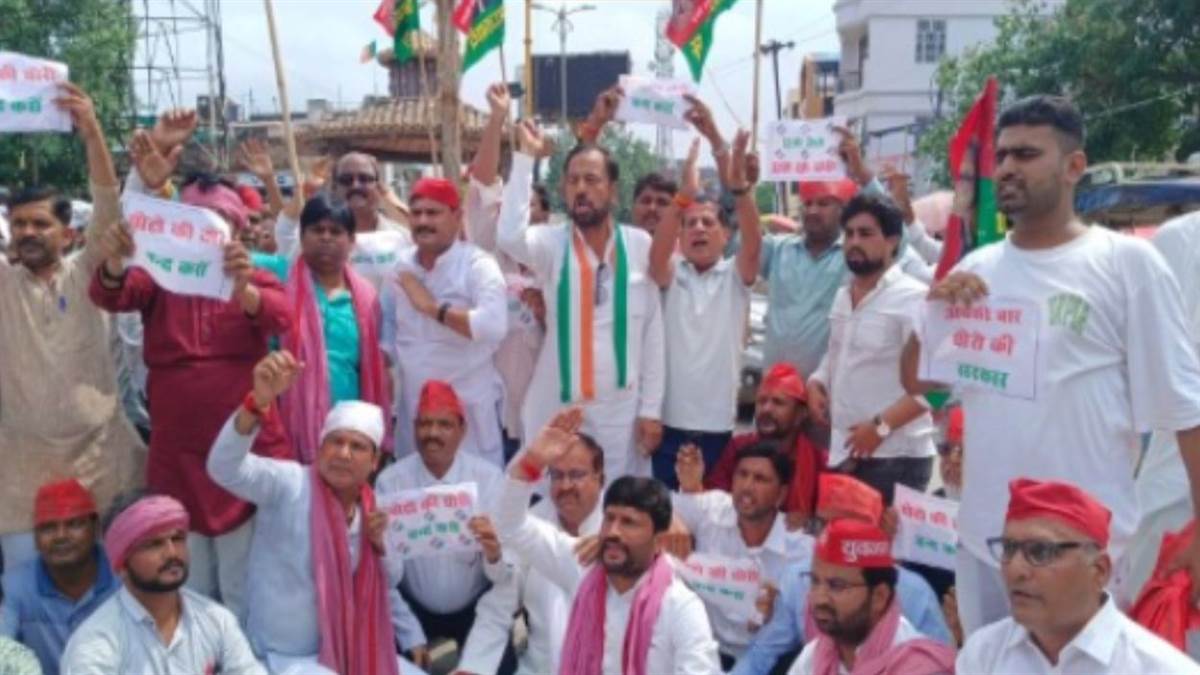 https://www.jagranimages.com/images/newimg/12082025/12_08_2025-vote_chori_row_protest_24011007.jpg