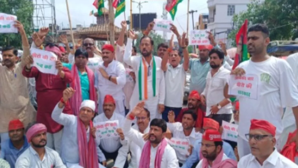 Orai News: चुनाव आयोग के खिलाफ फूंका पुतला, पुलिस से उलझे, सपा जिलाध्यक्ष सहित 76 पर मुकदमा