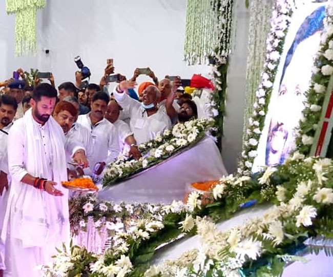 राम विलास पासवान की पहली बरसी पर श्रद्धांजलि देते चिराग पासवान। तस्वीर: जागरण