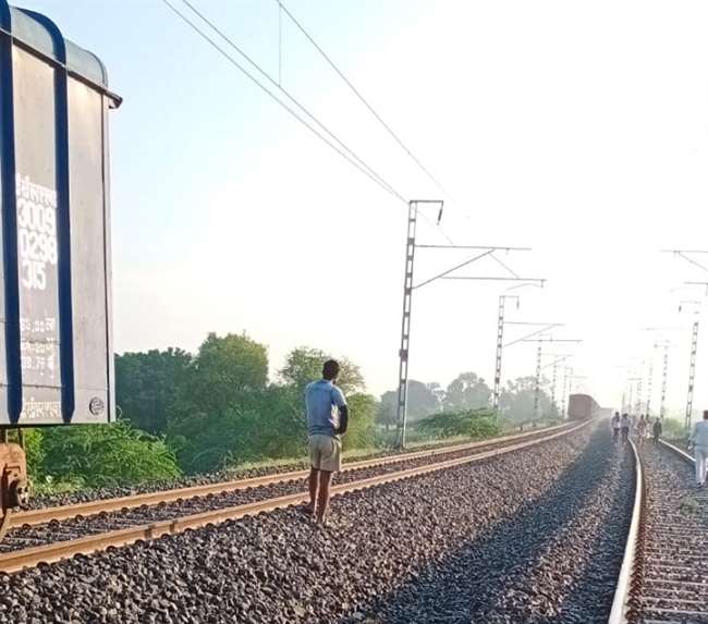 Indian Railway News: इटावा में फिर डिरेल होने से बची भरथना-साम्हो के बीच दो हिस्सों में बटी मालगाड़ी