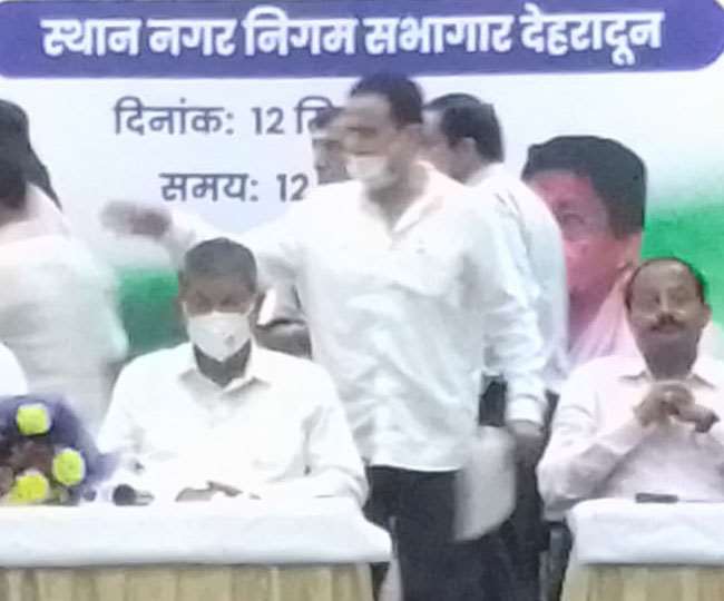 प्रदेश कांग्रेस विचार विभाग की ओर से आयोजित बुद्धिजीवी सम्मेलन में बतौर मुख्य अतिथि पहुंचे पूर्व मुख्यमंत्री हरीश रावत।