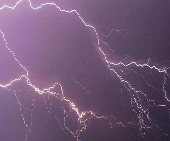 पाकिस्तान में भारी बारिश का कहर, तीन घरों में गिरी बिजली; 14 लोगों की गई जान