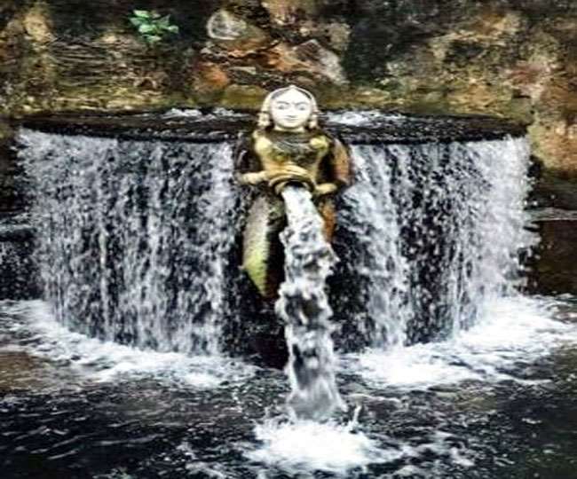 उदयपुर की पीछोला झील की पाल के नीचे बनी संगमरमर की पुतली ।