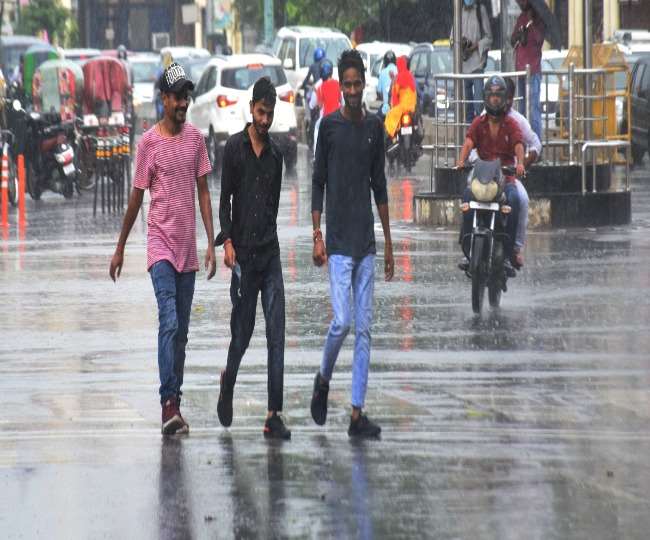 फतेहपुर, मेरठ, मुजफ्फरनगर और कानपुर में मौसम विभाग ने अगले 24 घंटे में भारी बारिश की चेतावनी दी है।