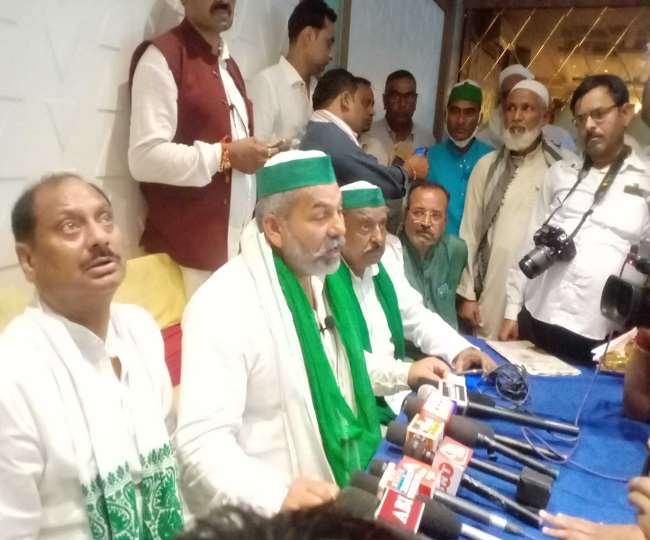 सिविल लाइन स्थित गेस्ट हाउस में पत्रकारों से बातचीत करते भाकियू राष्ट्रीय प्रवक्ता राकेश टिकैत।