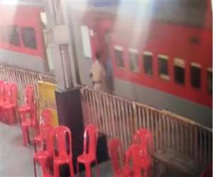 ट्रेन में चढ़ने के दौरान फिसला यात्री का पैर, RPF ने ऐसे बचाई जान। जागरण