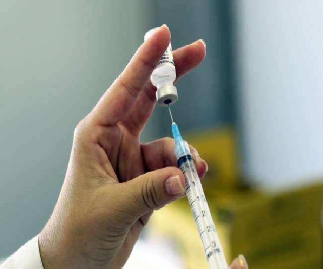 टीका नहीं लगवाने वालों के लिए ज्यादा घातक हो सकता है कोरोना।