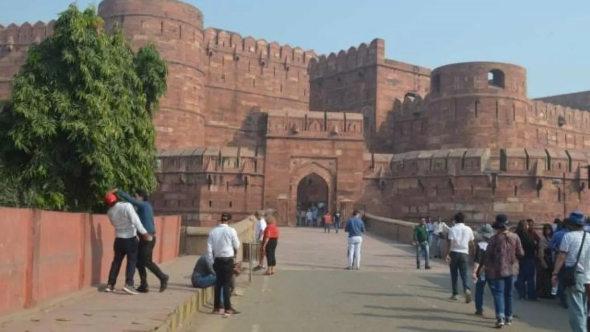 Agra Fort: ताजमहल देखने वाले सैलानी किला का भी दीदार जरूर करते हैं।