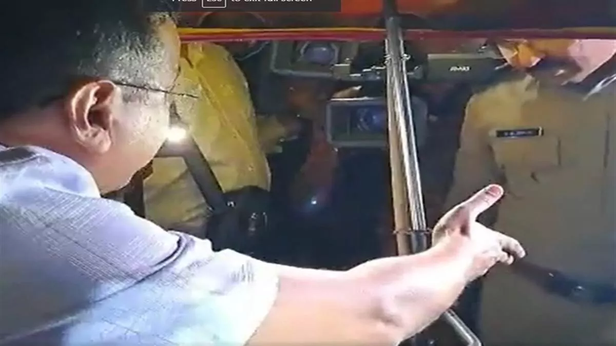 Gujarat Video: आटो चालक के घर उसके वाहन में सवार होकर जा रहे अरविंद केजरीवाल की पुलिस से हो गई बहस, देखें वीडियो
