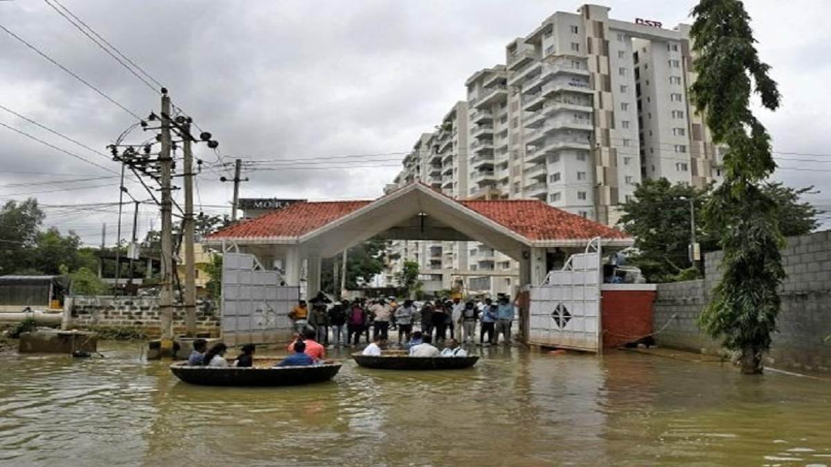 https://www.jagranimages.com/images/newimg/12092022/12_09_2022-bengaluru_waterlogging_23063233.jpg