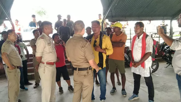 अलीपुरद्वार स्टेशन से भाजपा नेताओं व कार्यकर्ताओं को किया गया गिरफ्तार। जागरण फोटो।