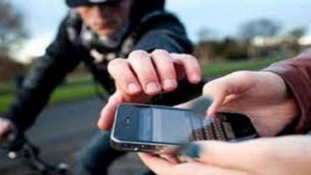 mobile snatcher arrested on the spot in chandigarh