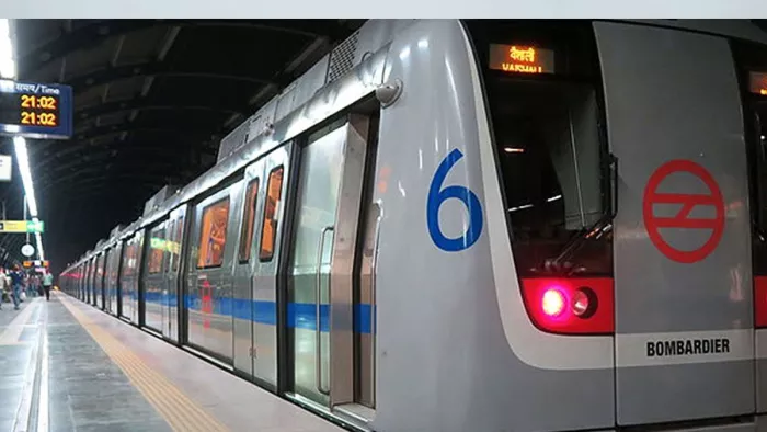 Delhi Metro Technical Fault: यात्रियों को स्टेशनों पर भीड़ के कारण मेट्रो के लिए लंबा इंतजार करना पड़ा।