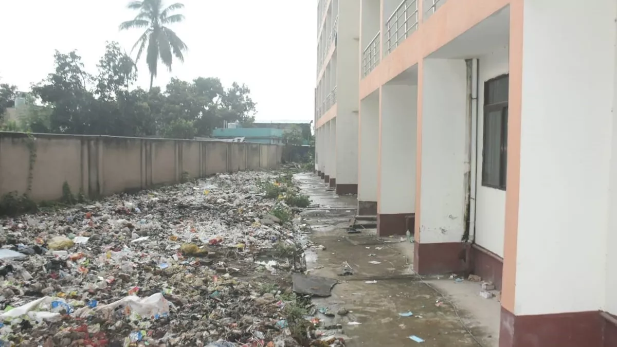 पूर्णिया GMCH में कचरे का अंबार, बीमारी दूर करने वाली जगह दे रही संक्रमण को न्योता