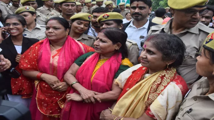वाराणसी कचहरी के बाहर जयकारा लगती हिन्दू पक्षकार महिलाएं