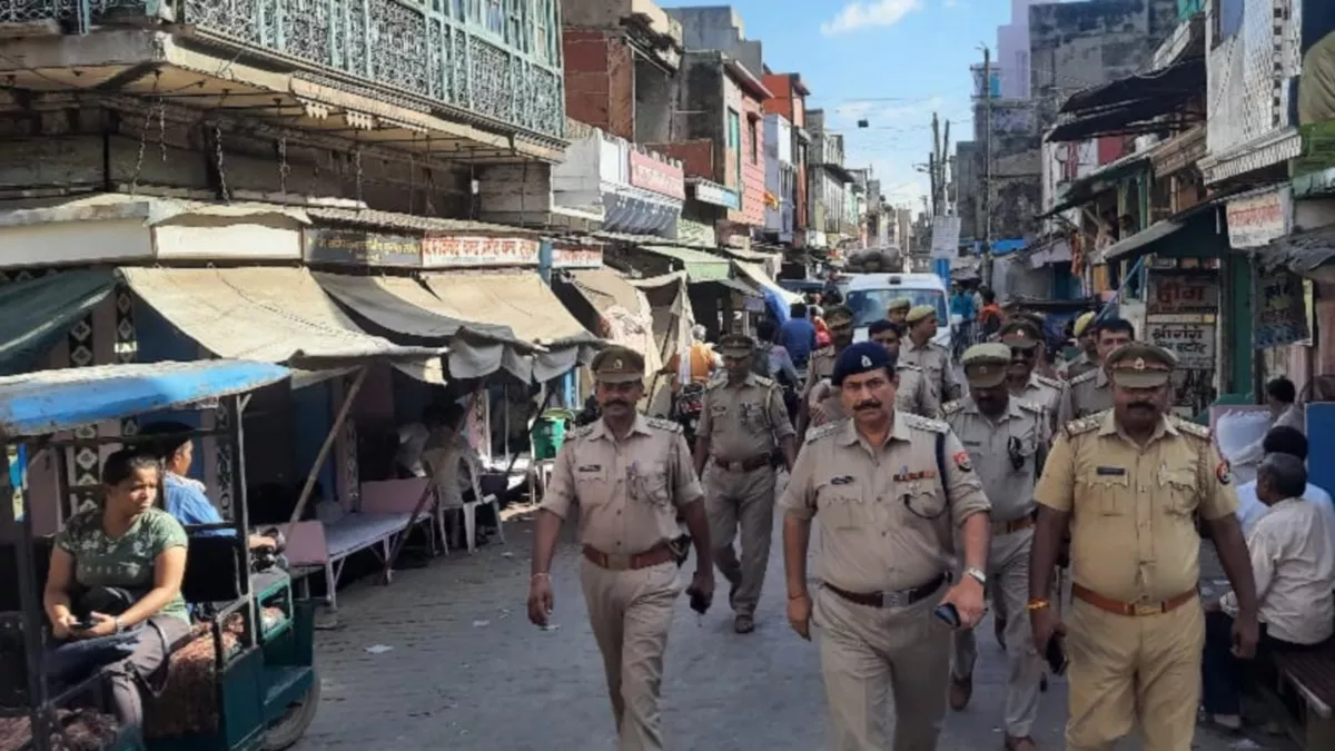 Gyanvapi Masjid मामले को लेकर हाथरस पुलिस सतर्क, संवेदनशील इलाकों में किया रूट मार्च