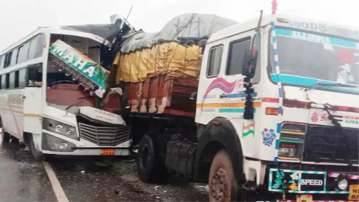 Jamshedpur News बिहार से जमशेदपुर आ रही बस ने ट्रेलर को मारी टक्कर