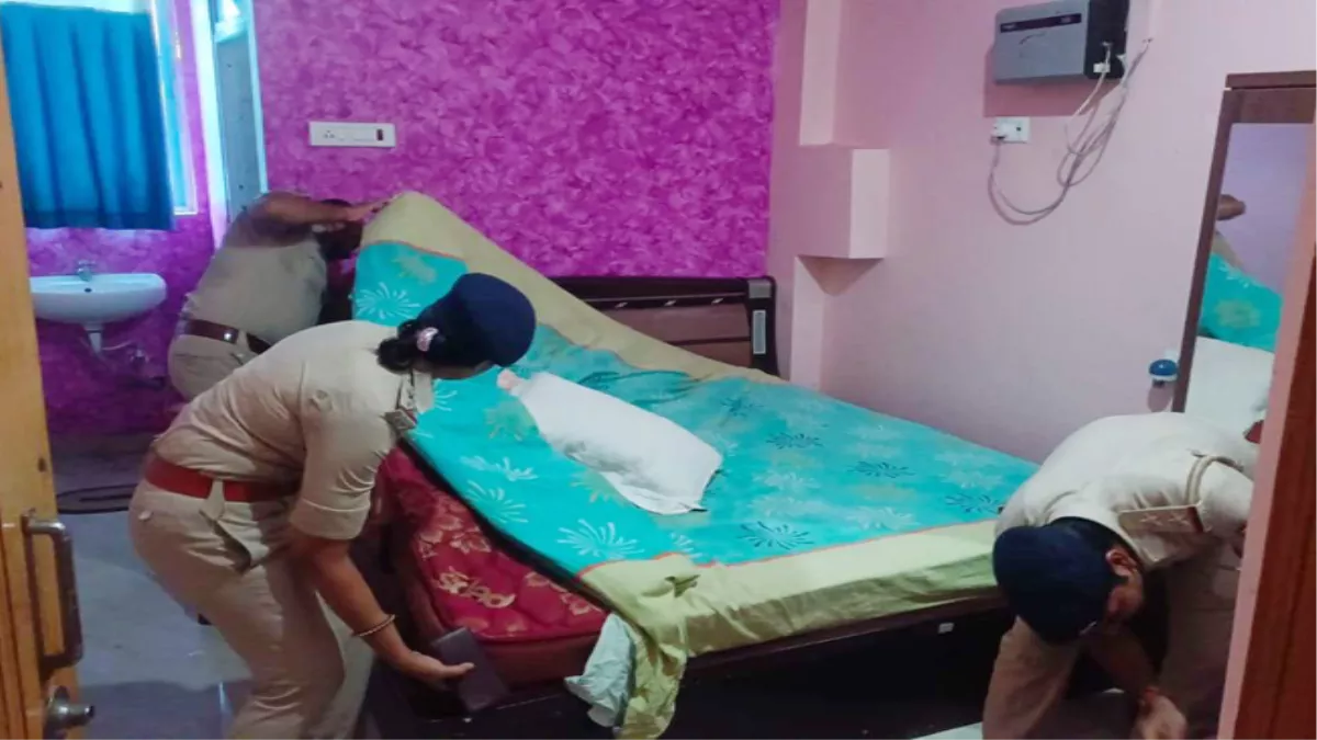जहानाबाद में होटल के कमरों की जांच करती पुलिस।