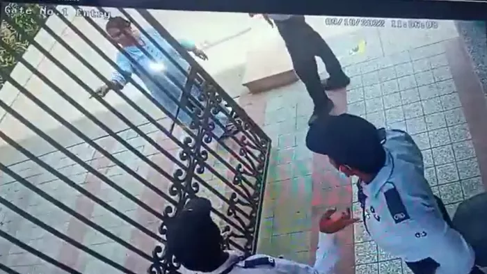 Viral Video: पेशे से प्रोफेसर है नोएडा की थप्पड़बाज महिला (Photo- ANI)