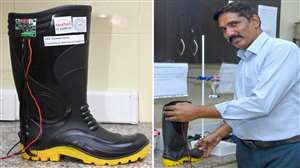 आइआइटी कानपुर की लैब में तैयार किया गया विशेष जूता दिखाते प्रोफेसर जे. रामकुमार।