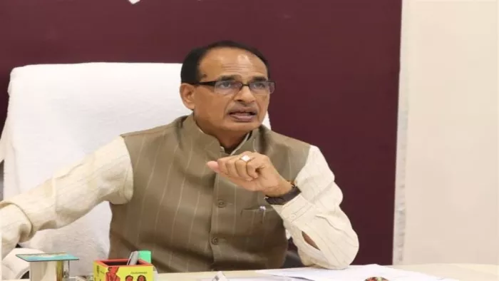 मुख्यमंत्री शिवराज सिंह चौहान जनजाति की महिलाओं से की संवाद। (फाइल फोटो)