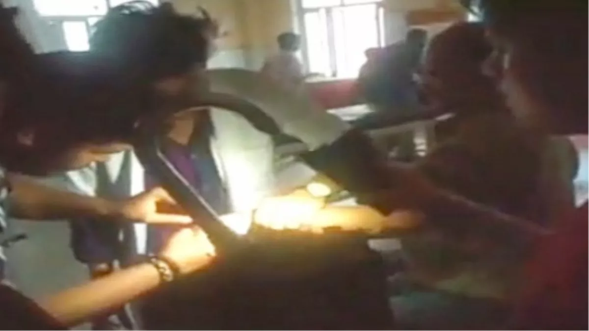 बलिया में जिला अस्पताल में टार्च की रोशनी में किया गया उपचार, इमरजेंसी में मरीजों ने झेली समस्या