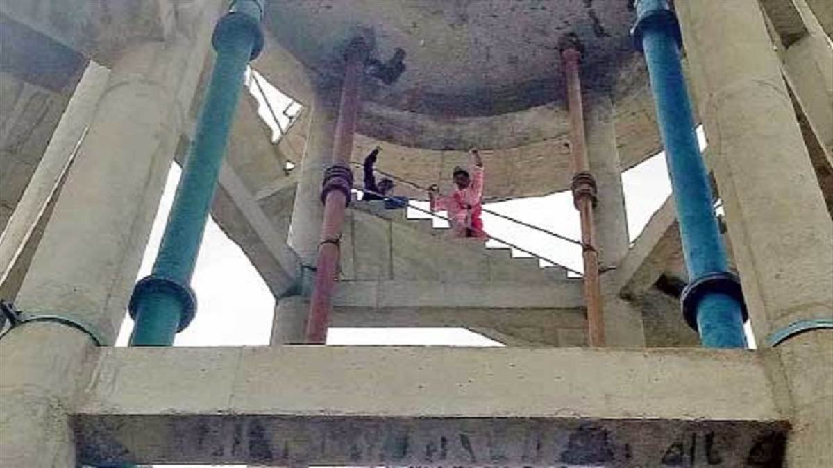 young men and women climbed the tank in meerut made a video for one hour
