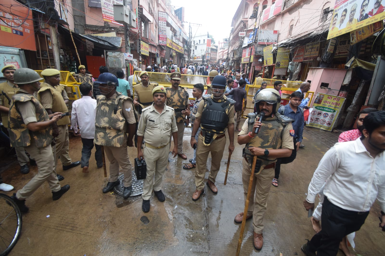 वाहनों को गोदौलिया से मंदिर की ओर नहीं जाने दिया जा रहा है।