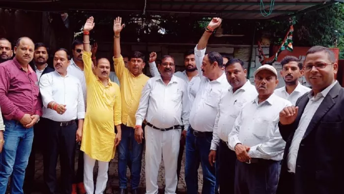 लाठीचार्ज के मामले में हापुड़ के एसपी व डीएम के तबादला न होने पर वकीलों ने विरोध प्रदर्शन किया