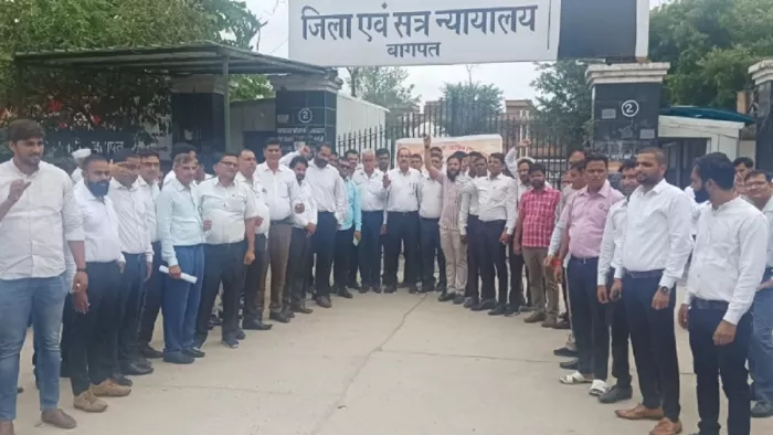 हापुड़ में हुए लाठीचार्ज की घटना के विरोध में अधिवक्ताओं ने मुख्य गेट पर ताला लगाकर धरना-प्रदर्शन किया।