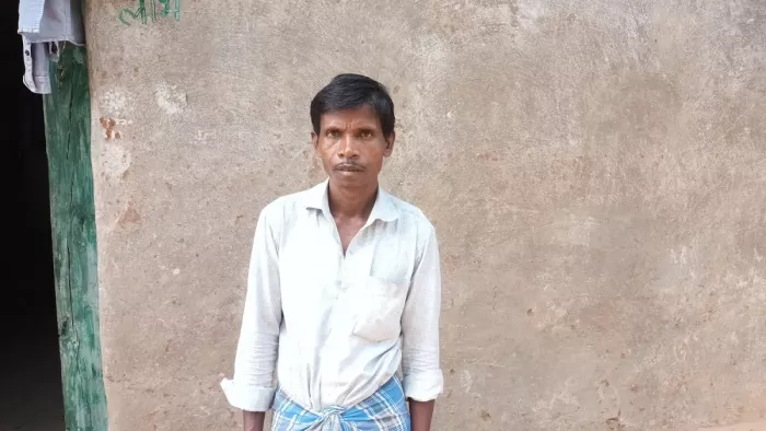 अपने साथ हुई नाइंसाफी की जानकारी देता पीड़ित भिखारी गंझू।