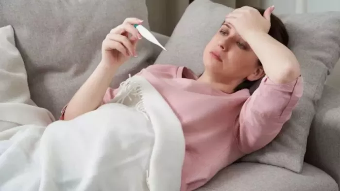 Cancer Symptoms: शरीर में नजर आए ये लक्षण, तो तुरंत कराएं जांच