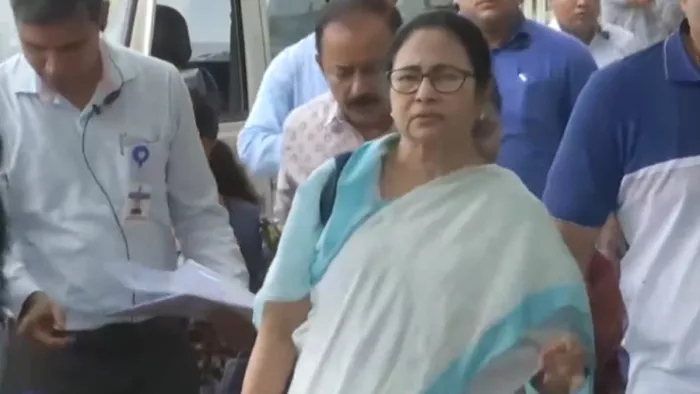 दुबई के लिए रवाना हुई मुख्यमंत्री ममता बनर्जी