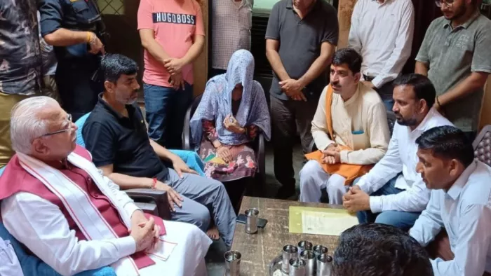 अभिषेक चौहान के परिवार से मिलते हुए सीएम मनोहर लाल