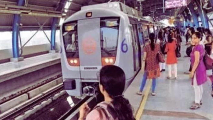 हरकतों से बाज नहीं आया युवक तो दिल्ली मेट्रो में युवती ने जमकर पीटा