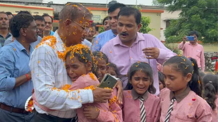 सीडीओ के तबादले पर गले लगकर रोईं छात्राएं।