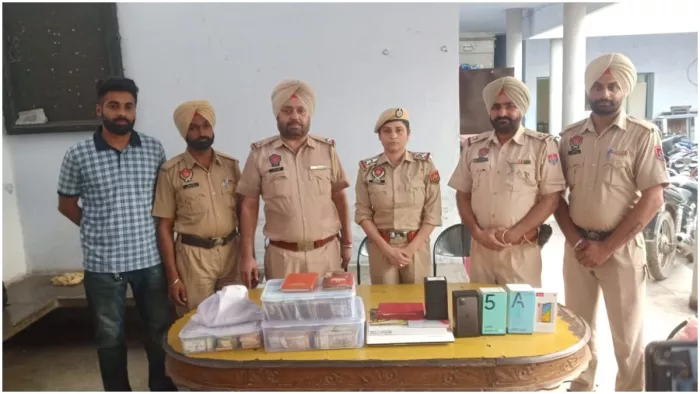 सट्टेबाजी का भंडाफोड़, 12.23 लाख कैश और 14 मोबाइल फोन बरामद (फोटो- जागरण)