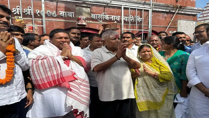 दुमका में बासुकीनाथ मंदिर के बाहर पत्नी संग लालू प्रसाद यादव।