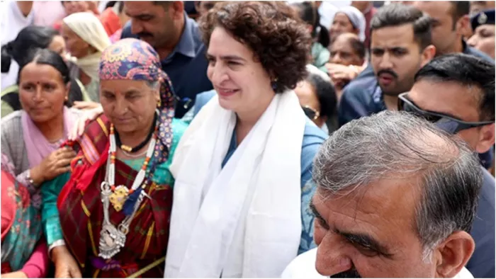 हिमाचल प्रदेश में आपदा पीड़ितों से मिलीं कांग्रेस नेता प्रियंका गांधी वाड्रा