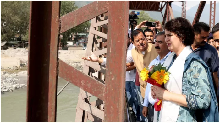 प्रियंका गांधी की कवरेज करने जा रहे मीडिया कर्मियों को पुलिस ने नौ मील में रोका