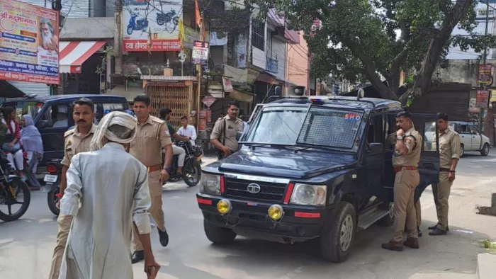 गंगोह में शिव चौक पर जानकारी जुटाती पुलिस।- जागरण