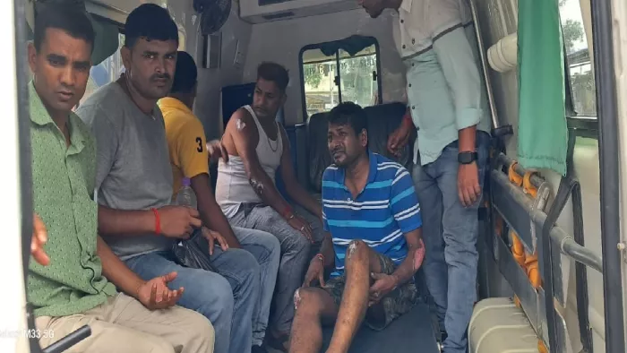 घायल थानाध्यक्ष बलवंत सिंह और चालक विजय कुमार को इलाज के लिए सदर अस्पताल ले जाते पुलिसकर्मी।