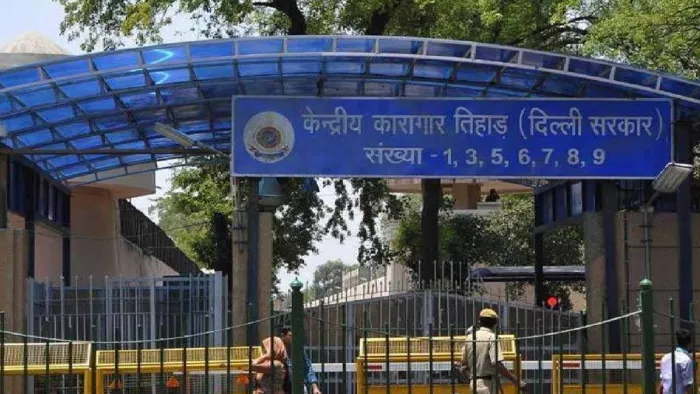 पजामे में छिपाकर कैदी के लिए नशीला पदार्थ लेकर पहुंची महिला