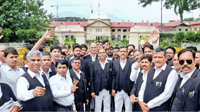 लाठीचार्ज के विरोध में अधिवक्ताओं की हड़ताल जारी, आज भी अदालतों में नहीं होगा काम