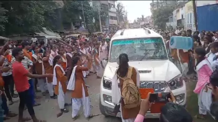 Video: वैशाली में स्कूल में बैठने की जगह न मिलने पर छात्राओं ने की तोड़फोड़, गाड़ी पर किया पथराव