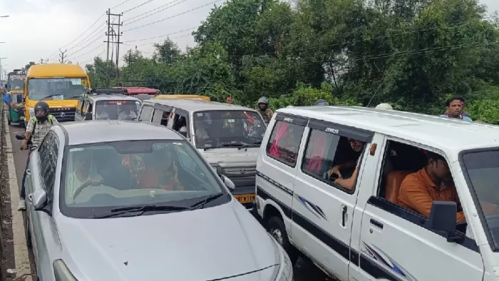 गुजैनी के पास एलीवेटेड हाईवे पर महिला का शव मिलने के बाद सर्विस रोड पर लगा जाम। जागरण