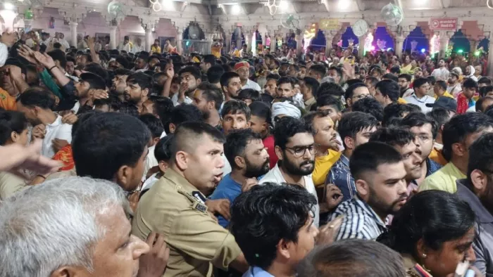 मथुरा: राधाष्टमी पर बरसाना स्थित राधारानी मंदिर में दर्शन के लिए उमड़ी श्रद्धालुओं की भीड़। फोटो जागरण