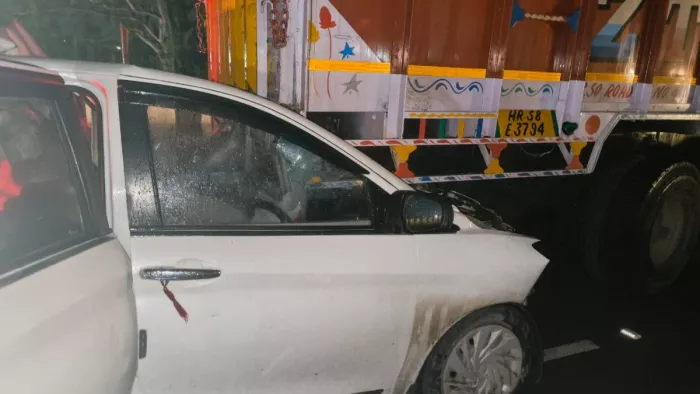 केदारनाथ जा रहे कार की ट्रक से टक्कर